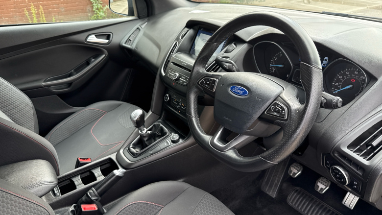 Ford Focus 1.0 EcoBoost 140 ST-Line Navigation 5dr Petrol Hatchback
